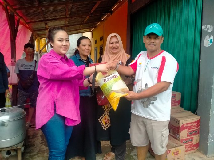 Elisa Ermasari Bantu Korban Banjir