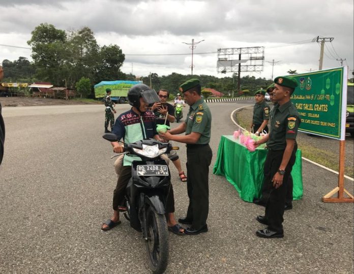 TNI Berbagi Takjil