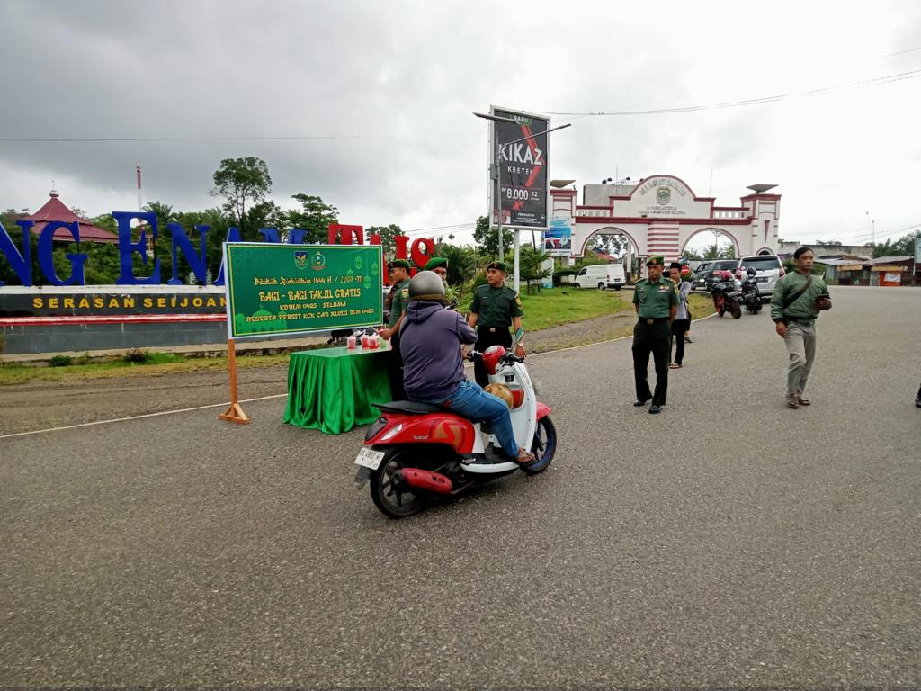 TNI Berbagi Takjil