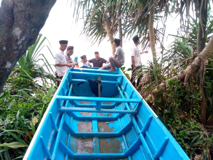 Nelayan Diterjang Ombak